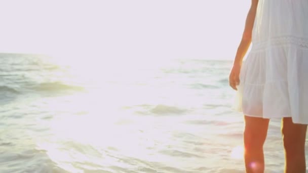 Nohy dívka, která nosí na pláži dovolenou — Stock video