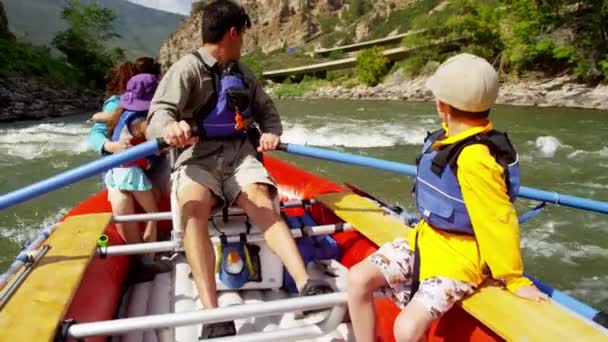 Familia teniendo viaje en el río Colorado — Vídeo de stock