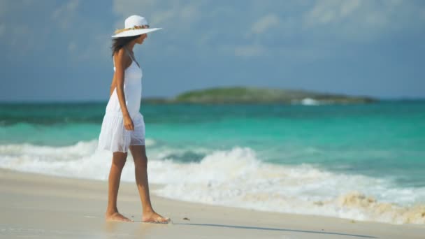 Fille hispanique sur la plage de l'océan — Video