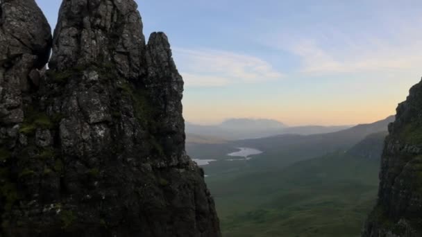 Троттернишский хребет возле Старого Человека из Сторра, Шотландия — стоковое видео
