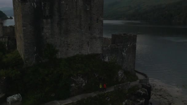 Castillo de Eilean Donan con turistas, Escocia — Vídeo de stock