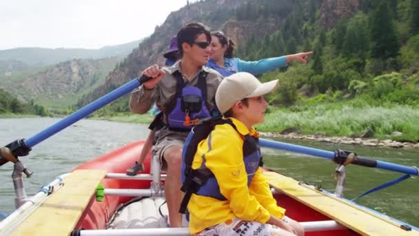 Rodiče a děti se těší rafting — Stock video