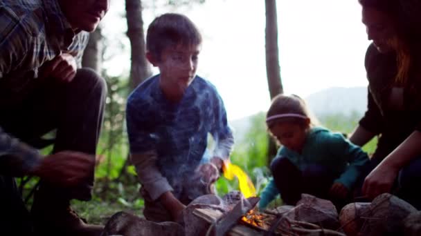 Famille faisant feu de camp — Video