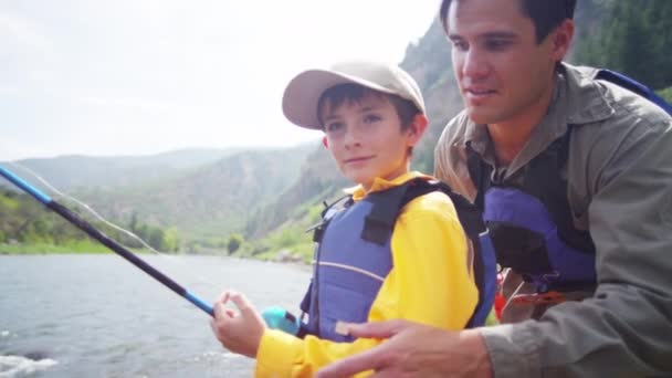 Förälder och son fiske på Coloradofloden — Stockvideo
