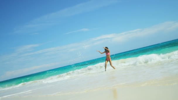 Girl in bikini walking barefoot by ocean — Stock Video