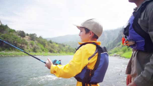 Pai e filho pesca — Vídeo de Stock