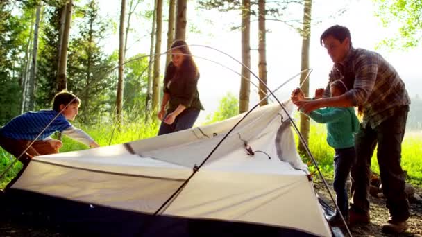 Familia disfrutando acampar — Vídeo de stock