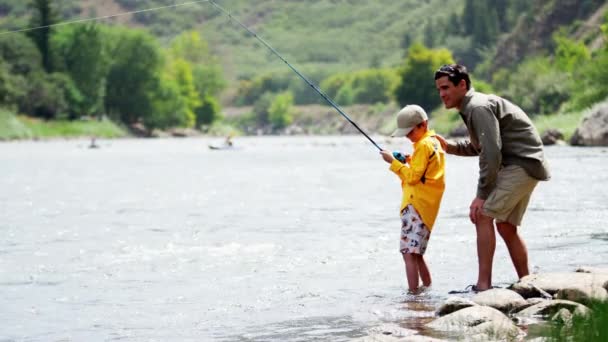 Папа учил сына рыбалке — стоковое видео