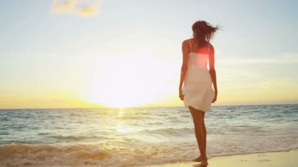 Fille hispanique sur la plage de l'océan au lever du soleil — Video