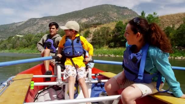Семейный рафтинг на реке Колорадо — стоковое видео