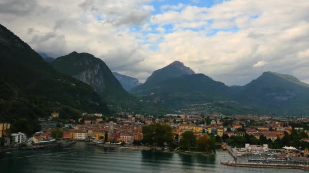 Lake Garda Riva şehirde — Stok video