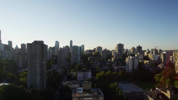 Felhőkarcolók Vancouver és lakossági élő — Stock videók