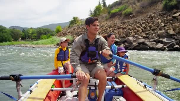 Familia divirtiéndose durante el rafting — Vídeos de Stock