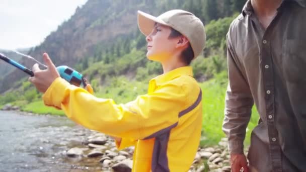 Filho aprendendo pesca com o pai — Vídeo de Stock