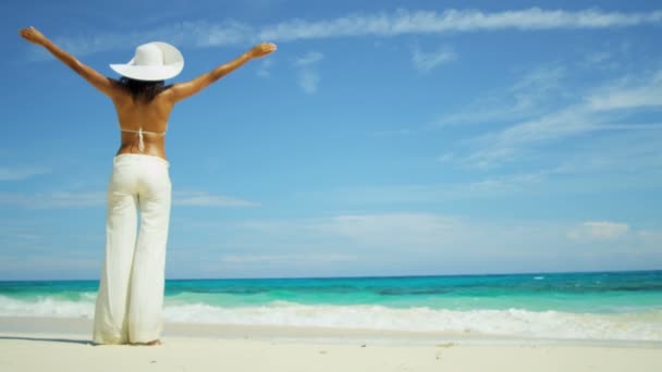 Femminile in bikini e pantaloni sulla spiaggia — Video Stock