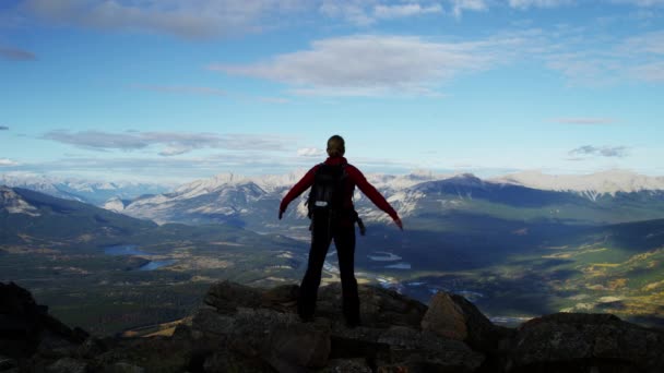 Female trekking on a mountain range — Stock Video