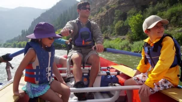 Famiglia godendo rafting — Video Stock