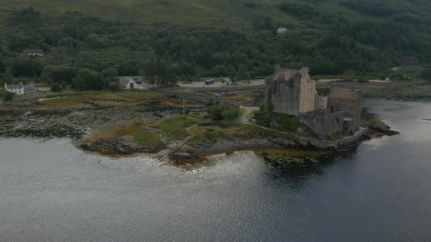 Schemering weergave Eilean Donan castle — Stockvideo