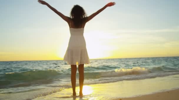 Chica en la playa del complejo de lujo al atardecer — Vídeos de Stock