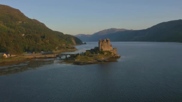 Eilean Donan castelo ao pôr do sol — Vídeo de Stock