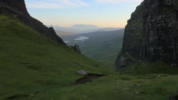 オールドマン オブ ストー、スコットランドの近くの湖 — ストック動画