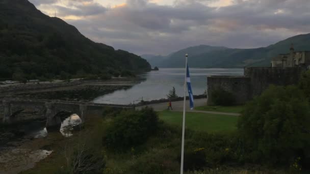 Castillo de Eilean Donan con gente haciendo senderismo — Vídeo de stock