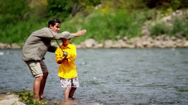 父亲和儿子在科罗拉多河上钓鱼 — 图库视频影像