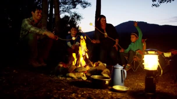 Rodiče a děti opékat marshmallows — Stock video