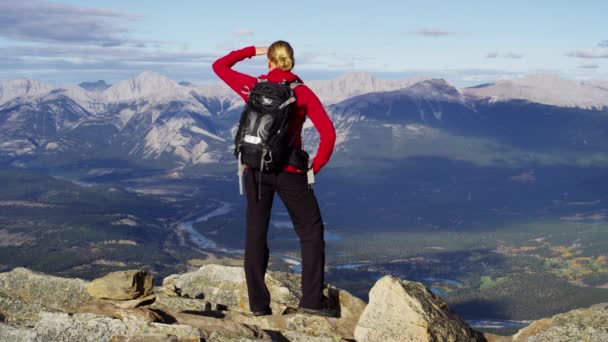 Dívka se těší pohledu národního parku — Stock video