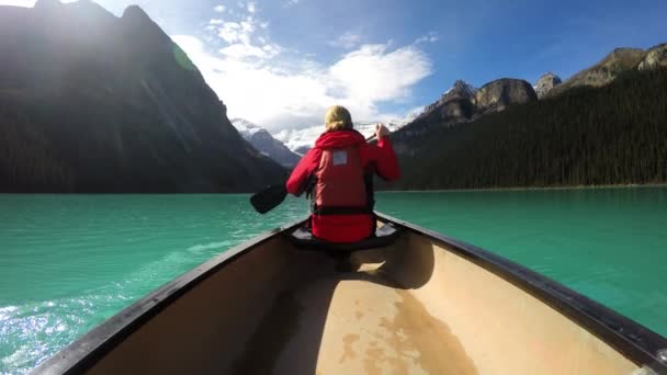 Kayak femenino en el lago Louise — Vídeos de Stock