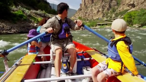 Familjen forsränning på Coloradofloden — Stockvideo