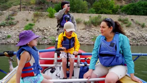 Familie raften op de rivier de Colorado — Stockvideo