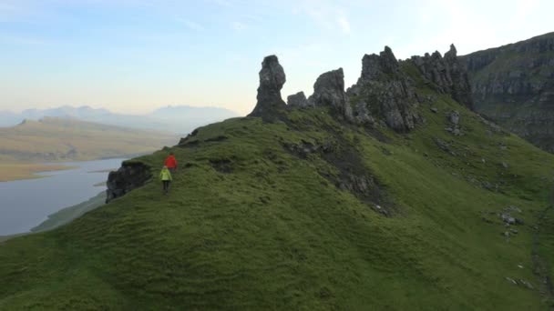 Trotternish 丘の尾根の上を歩いてのカップル — ストック動画