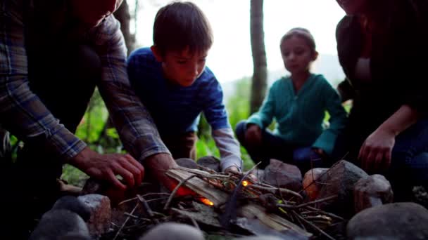 Familie kampvuur maken — Stockvideo