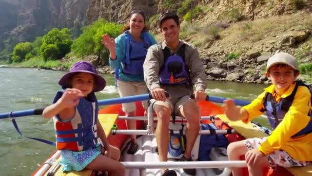 Familia teniendo viaje en el río Colorado — Vídeos de Stock