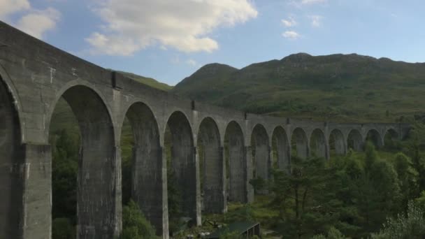 Ferrocarril en Glenfinnan Viaduct, Escocia — Vídeo de stock