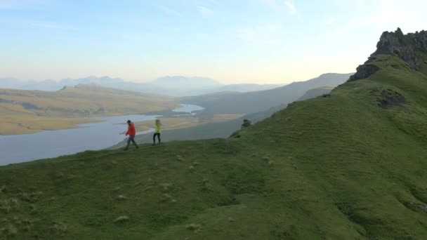 Trotternish 丘の尾根の上を歩いてのカップル — ストック動画