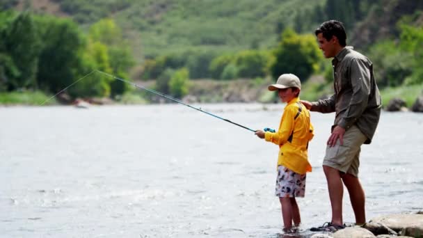 Pai ensinando filho pesca — Vídeo de Stock