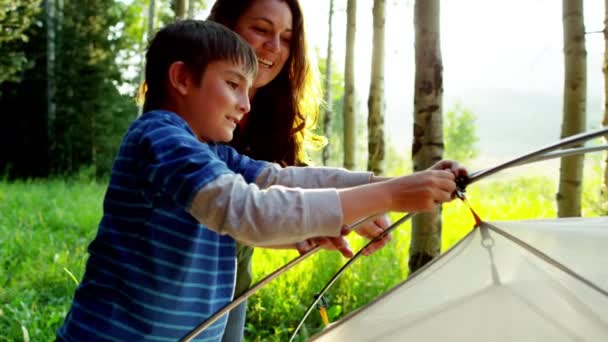 Mamá e hijo erigiendo tienda — Vídeos de Stock