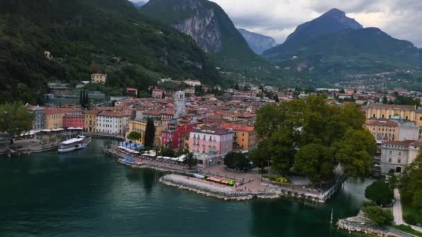 Ciudad italiana junto al lago Riva del Garda — Vídeos de Stock