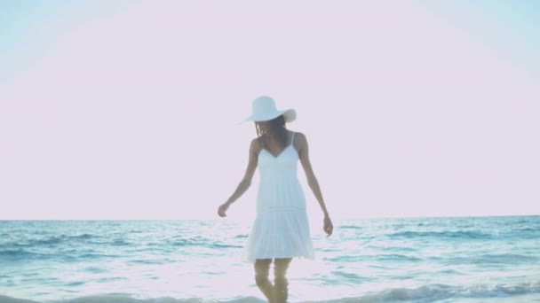 由热带海洋赤脚的女孩 — 图库视频影像