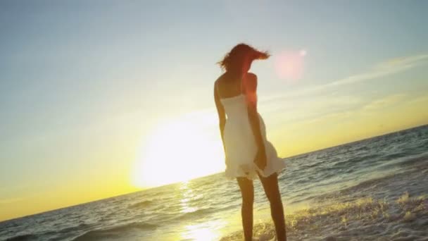 Menina na praia do oceano ao pôr do sol — Vídeo de Stock