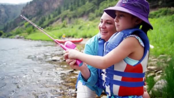 Fille apprendre la pêche avec maman — Video