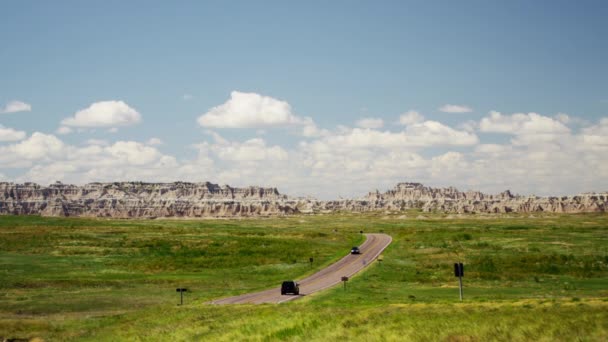 Veicoli che guidano nel deserto Buttes — Video Stock