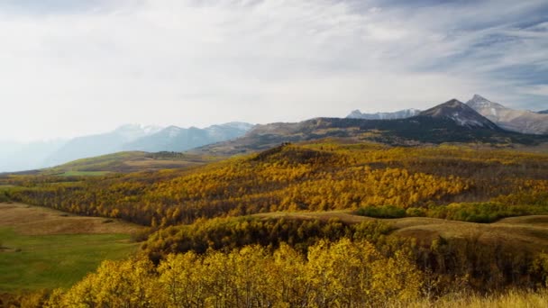 Montanhas e prados no Parque Nacional — Vídeo de Stock