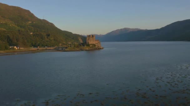 Eilean Donan castelo ao pôr do sol — Vídeo de Stock