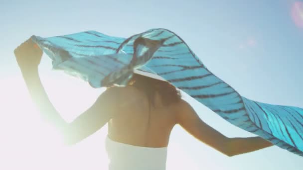 Ragazza in costume da bagno e cappello da sole da oceano — Video Stock