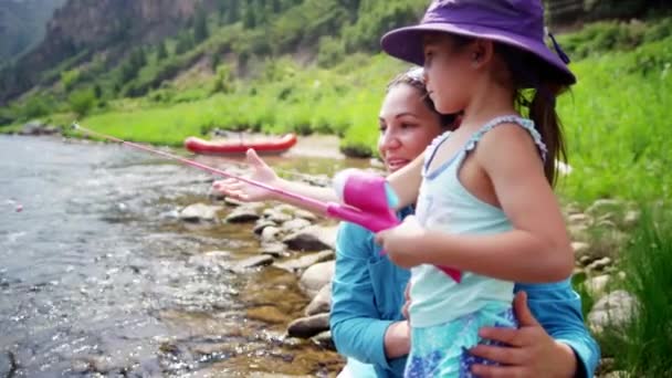 Ibu dan anak memancing di River — Stok Video