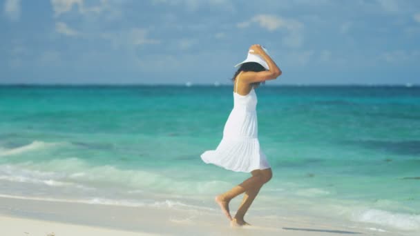 Chica descalza en tropical playa — Vídeo de stock