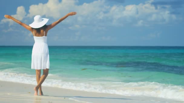 Chica hispana vistiendo vestido en playa — Vídeos de Stock